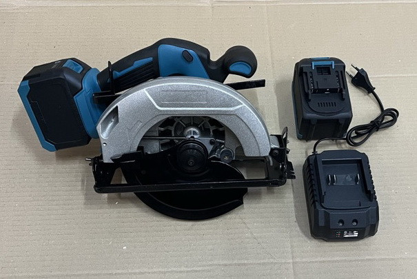 Циркулярка DHS680/780 аккумуляторная (2 АКБ, зарядное устройство)