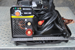 Сварочный инвертор Медведь МАС-200 220В. 5,2кВт. 10-200А 1,6-4,0мм.