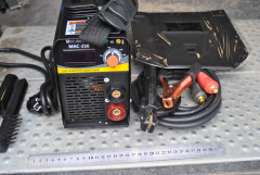 Сварочный инвертор Медведь МАС-250 220В. 5,5кВт. 20-250А 1,6-4,0мм.