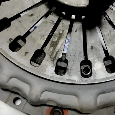 Корзина сцепления ISUZU 1-87611003-0 (к-т с выжимным 1-87611004-0) SYZ52